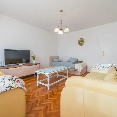 Miss Violet Lägenhet *